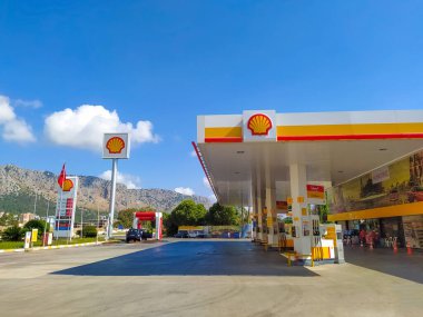Antalya, Türkiye - 11 Mayıs 2021: Güneşli bir günde Türkiye 'nin Antalya kentinde deniz kabuğu benzin istasyonu - 11 Mayıs 2021. Shell, merkezi Hollanda 'da bulunan çok uluslu bir petrol ve gaz şirketidir..