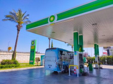Antalya, Türkiye - 11 Mayıs 2021: Türkiye 'nin Antalya kentindeki BP benzin istasyonu