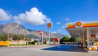 Antalya, Türkiye - 11 Mayıs 2021: Güneşli bir günde Türkiye 'nin Antalya kentinde deniz kabuğu benzin istasyonu - 11 Mayıs 2021. Shell, merkezi Hollanda 'da bulunan çok uluslu bir petrol ve gaz şirketidir..