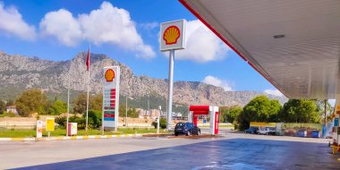 Antalya, Türkiye - 11 Mayıs 2021: Güneşli bir günde Türkiye 'nin Antalya kentinde deniz kabuğu benzin istasyonu - 11 Mayıs 2021. Shell, merkezi Hollanda 'da bulunan çok uluslu bir petrol ve gaz şirketidir..
