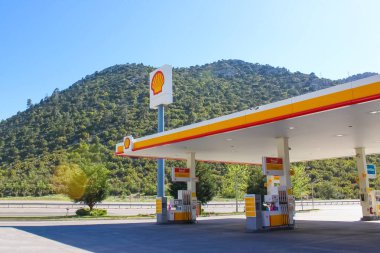 Antalya, Türkiye - 11 Mayıs 2021: Güneşli bir günde Türkiye 'nin Antalya kentinde deniz kabuğu benzin istasyonu - 11 Mayıs 2021. Shell, merkezi Hollanda 'da bulunan çok uluslu bir petrol ve gaz şirketidir..
