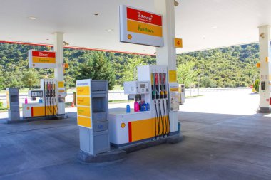 Antalya, Türkiye - 11 Mayıs 2021: Güneşli bir günde Türkiye 'nin Antalya kentinde deniz kabuğu benzin istasyonu - 11 Mayıs 2021. Shell, merkezi Hollanda 'da bulunan çok uluslu bir petrol ve gaz şirketidir..