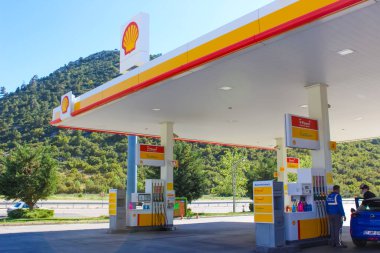 Antalya, Türkiye - 11 Mayıs 2021: Güneşli bir günde Türkiye 'nin Antalya kentinde deniz kabuğu benzin istasyonu - 11 Mayıs 2021. Shell, merkezi Hollanda 'da bulunan çok uluslu bir petrol ve gaz şirketidir..