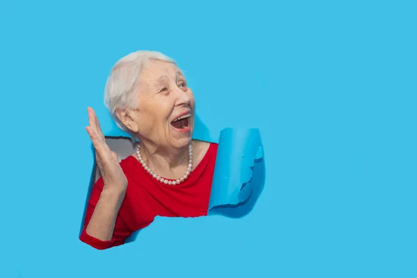 Förvånad Äldre Kvinna Tittar Genom Hål Pappersväggen Chockad Dam Tittar — Stockfoto