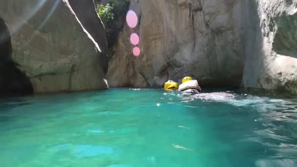 Wandern auf dem lykischen Pfad in der Schlucht der Harmonie — Stockvideo