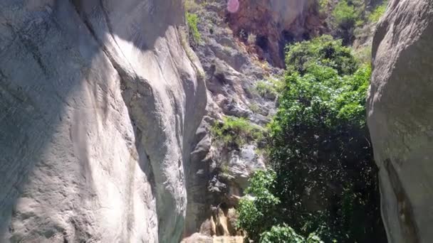 Wandern auf dem lykischen Pfad in der Schlucht der Harmonie — Stockvideo