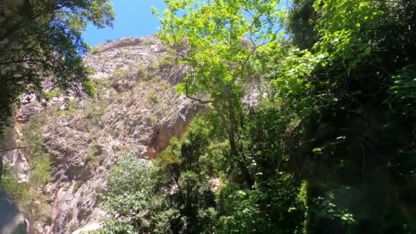 People trekking along the Lycian trail in the canyon of Harmony — Stock Video