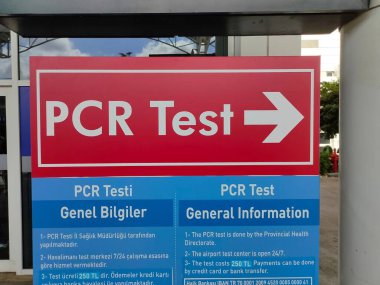 Antalya, Türkiye - 11 Mayıs 2021: Uluslararası Havalimanı Terminalinde PCR Test Merkezi. Merkez uluslararası uçuşlar için 24 saatlik PCR test ve sertifika sorunu sunuyor.