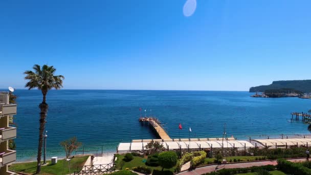 Panorama van het strand bij Kemer, Antalya, Turkije — Stockvideo