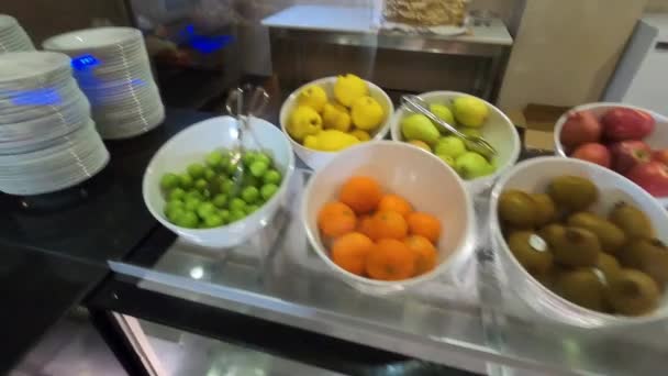Еда на полках в шведском столе самообслуживания со всем включенным в Турции — стоковое видео