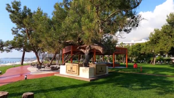 Beldibi, Kemer, Antalya, Turecko - 11. května 2021: Území hotelu Rixos Beldibi — Stock video