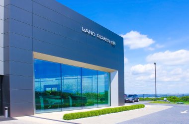 Kyiv, Ukrayna - 8 Mayıs 2021: Jaguar Land Rover logosu. Land Rover, İngiliz çok uluslu otomobil üreticisi Jaguar Land Rover 'ın sahip olduğu dört teker çekişli araçlarda uzmanlaşmış bir otomobil markası.