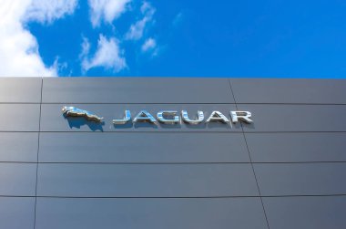 Kyiv, Ukrayna - 8 Mayıs 2021: Jaguar Land Rover logosu. Land Rover, İngiliz çok uluslu otomobil üreticisi Jaguar Land Rover 'ın sahip olduğu dört teker çekişli araçlarda uzmanlaşmış bir otomobil markası.