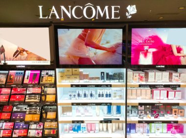 Antalya, Türkiye - 11 Mayıs 2021: Lancome 'dan farklı türde parfüm mağazaları