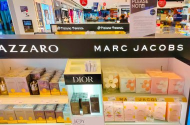 Antalya, Türkiye - 11 Mayıs 2021: Dior, Azzaro ve Mark Jaccobs 'tan farklı parfüm türlerinin sergilenmesi