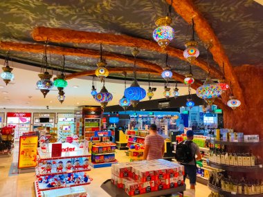 Antalya, Türkiye - 11 Mayıs 2021: Türkiye 'nin Antalya kentindeki Antalay Uluslararası Havalimanı' ndaki bir Duty ücretsiz mağazasında insanlar görüldü