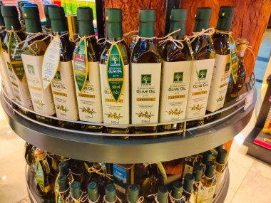 Antalya, Türkiye - 11 Mayıs 2021: 11 Mayıs 2021 'de Türkiye' nin Antalya kentindeki dükkanda zeytinyağı gösterimi