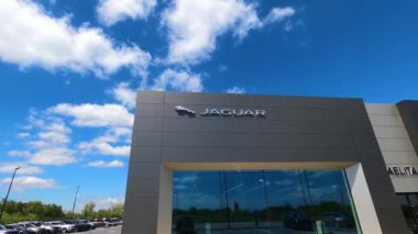 Kyiv, Ukrayna - 8 Mayıs 2021: Jaguar Land Rover logosu. Land Rover, İngiliz çok uluslu otomobil üreticisi Jaguar Land Rover 'ın sahip olduğu dört teker çekişli araçlarda uzmanlaşmış bir otomobil markası.