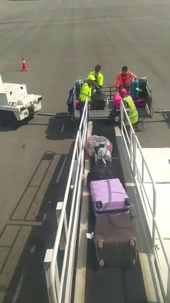 Antalya Turquia Maio 2021 Funcionários Aeroporto Descarregam Malas Malas Bagagem — Vídeo de Stock