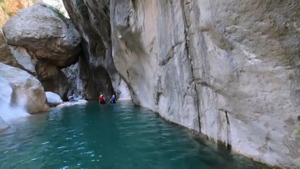 Le persone trekking lungo il sentiero Licia nel canyon di Harmony — Video Stock