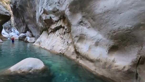 People trekking along the Lycian trail in the canyon of Harmony — Stock Video