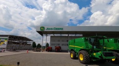 Kyiv, Ukrayna - 24 Ağustos 2020: Modern John Deere Ukrayna 'nın başkenti Kyiv' de birleşiyor