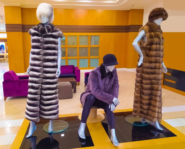 Türkiye Deki Moda Mağazasında Kadınlar Birçok Renkli Kürk Giyerler — Stok fotoğraf