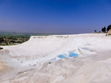 Türkiye 'de travertinler. Güneşli bir günde Pamukkale 'nin kalsit kayalıkları.