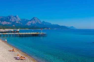 Kemer, Antalya, Türkiye - 11 Mayıs 2021: Kemer, Antalya, Türkiye 'de ilk sırada plaj panoraması