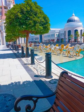 Belek, Antalya, Türkiye - 15 Mayıs 2021: Belek 'teki Efsaneler Diyarı tema parkı. Alışveriş bölgesi olan merkez cadde.