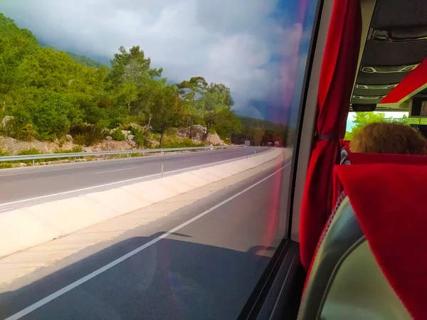 Gruppe Von Touristen Sitzt Bus Und Blickt Durch Die Fenster — Stockfoto
