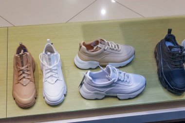 Kiyv, Ukrayna - 30 Ağustos 2020: Estro Sport ES8 Skechers Shopping Mall 'daki ayakkabı.