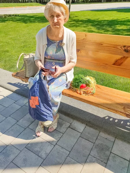 Mãos Femininas Segurando Bolsa Vazia Depois Fazer Compras Parque Senhora — Fotografia de Stock