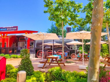 Belek, Antalya, Türkiye - 15 Mayıs 2021: Belek 'teki Efsaneler Diyarı tema parkı. Havuz