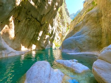 Türkiye 'nin Goynuk ve Antalya kasabaları yakınlarındaki Harmony kanyonunda Lycian patikası boyunca geziniyor. Vücut rafting macerası