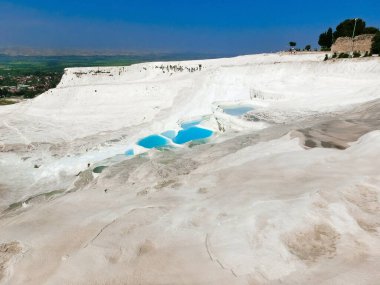 Türkiye 'de travertinler. Güneşli bir günde Pamukkale 'nin kalsit kayalıkları.