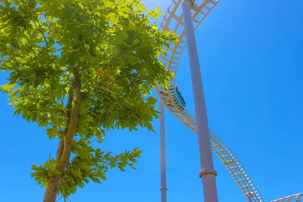 Mavi Gökyüzüne Ağaçlara Karşı Soyut Lunapark Treni Yolculuğu — Stok fotoğraf