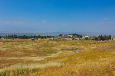 Türkiye 'nin Pamukkale kenti yakınlarındaki antik kent Hierapolis kalıntıları güneşli bir günde