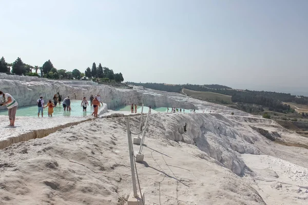 Pamukkale Turquia Maio 2021 Pessoas Travertinos Turquia Calcite Penhasco Pamukkale — Fotografia de Stock