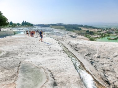 Pamukkale, Türkiye - 11 Mayıs 2021: Türkiye 'deki travertinlerde insanlar. Güneşli bir günde Pamukkale 'nin kalsit kayalıkları
