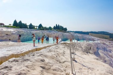 Pamukkale, Türkiye - 11 Mayıs 2021: Türkiye 'deki travertinlerde insanlar. Güneşli bir günde Pamukkale 'nin kalsit kayalıkları
