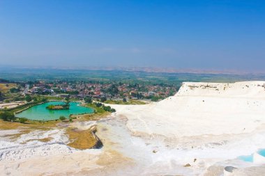 Türkiye 'de travertinler. Güneşli bir günde Pamukkale 'nin kalsit kayalıkları