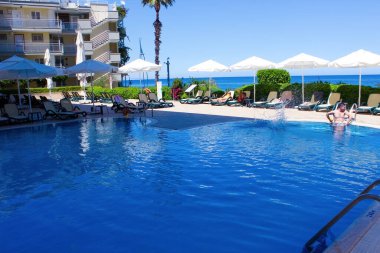 Kemer, Antalya, Türkiye - 11 Mayıs 2021: 11 Mayıs 2021 'de Türkiye' nin Antalya kentinde Altın Lotus 4 yıldızlı otelde havuz