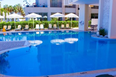 Kemer, Antalya, Türkiye - 11 Mayıs 2021: 11 Mayıs 2021 'de Türkiye' nin Antalya kentinde Altın Lotus 4 yıldızlı otelde havuz