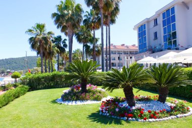 Kemer, Antalya, Türkiye - 11 Mayıs 2021: 11 Mayıs 2021 'de Türkiye' nin Antalya kentinin Kemer kentinde ilk sırada Altın Lotus 4 yıldızlı otelin plajı panoraması