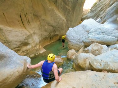 Türkiye 'nin Goynuk ve Antalya kasabaları yakınlarındaki Harmony kanyonunda Lycian patikası boyunca geziniyor. Vücut rafting macerası