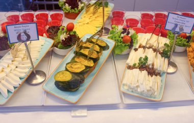 Türkiye 'de soyut otel veya Kemer' deki tatil beldesi dahil olmak üzere açık büfedeki raflarda yiyecek var.