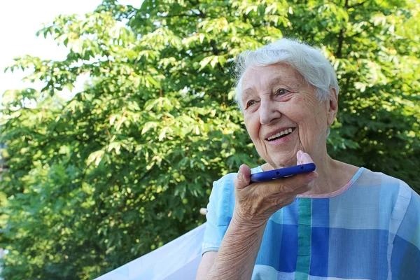 Γοητευτική Ηλικιωμένη Γυναίκα Ορθογώνια Μαύρα Γυαλιά Φωνητική Αναγνώριση Στο Κινητό — Φωτογραφία Αρχείου