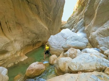 Türkiye 'nin Goynuk ve Antalya kasabaları yakınlarındaki Harmony kanyonunda Lycian patikası boyunca geziniyor. Vücut rafting macerası