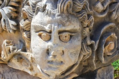 Myra, Türkiye 'deki maskeler ve taş mezarları. Lycia 'nın Fethiye' deki antik mezarı, arkeoloji ve seyahat konsepti